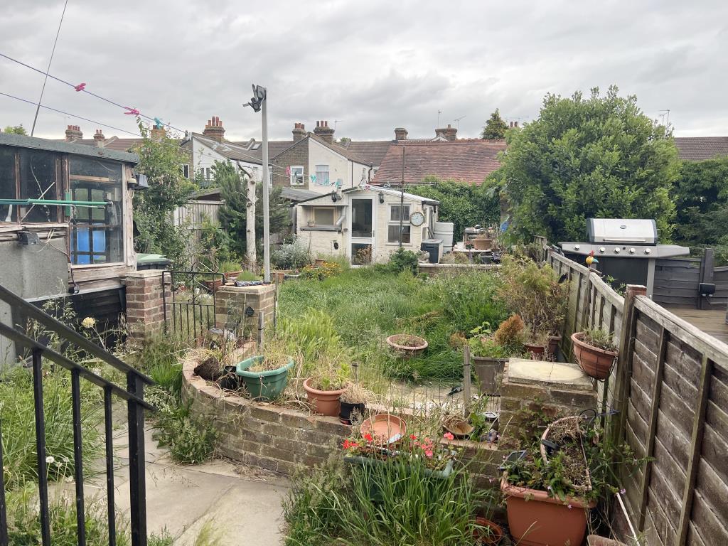 Lot: 95 - GROUND FLOOR FLAT FOR IMPROVEMENT PLUS GROUND RENT INVESTMENT - 